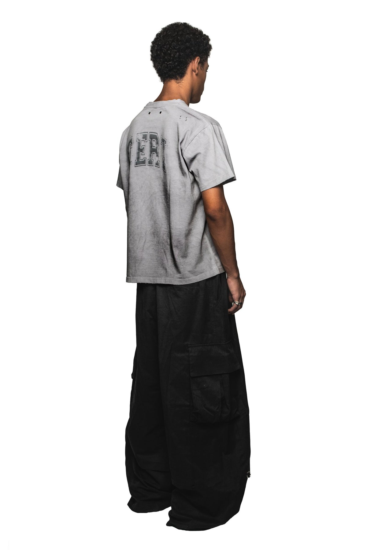 CERT VARSITY TEE — espalda tres cuartos