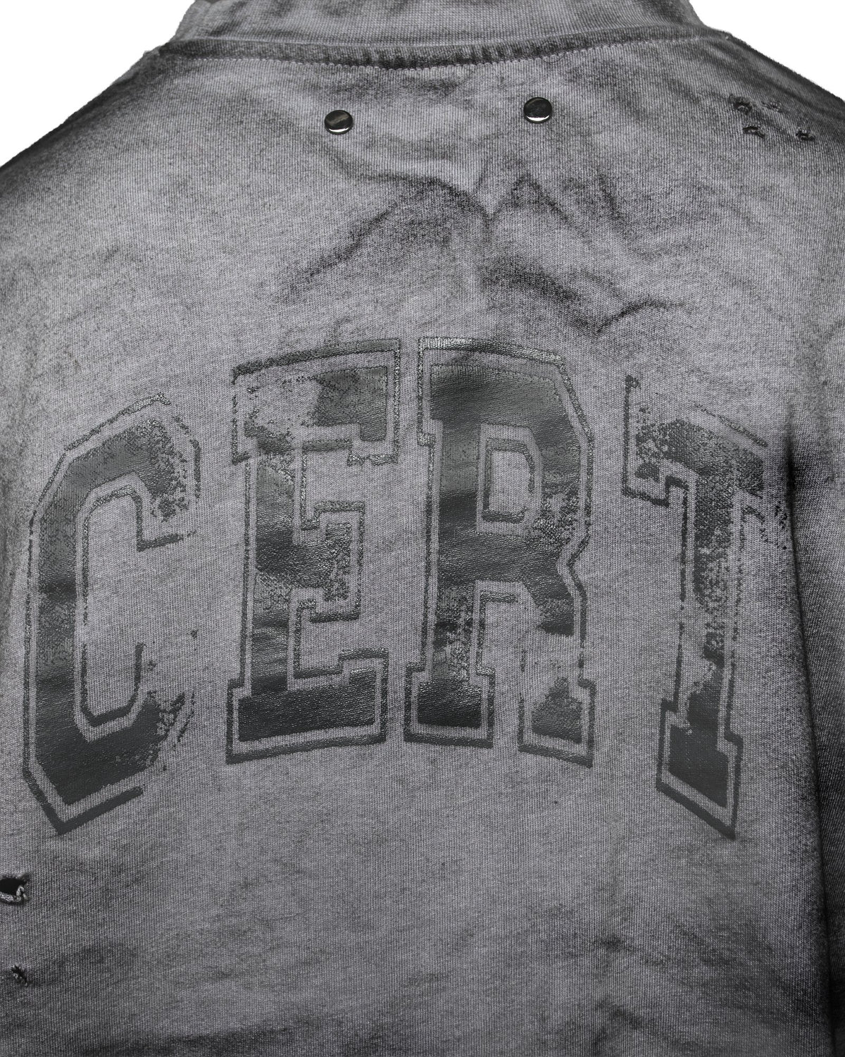 CERT VARSITY TEE — detalle CERT varsity y remaches