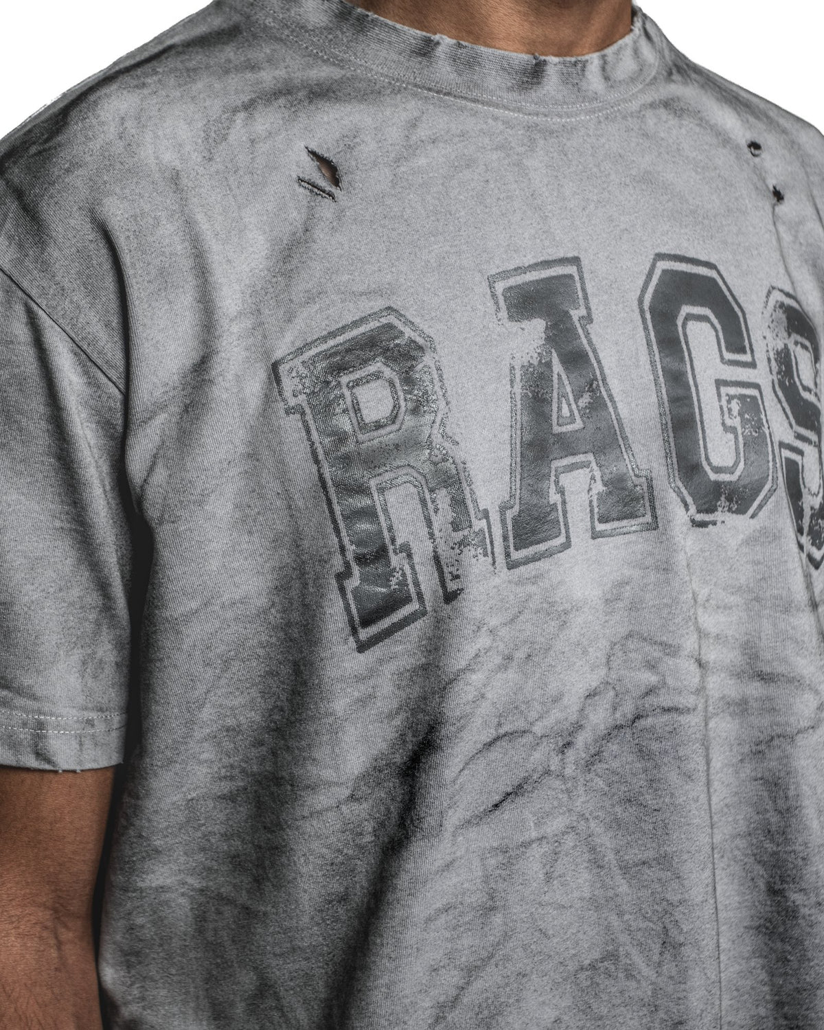 CERT VARSITY TEE — detalle RAGS varsity y lavado dirt effect